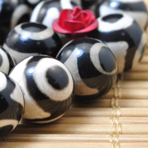 37 pcs of Retro Agate three-eyes smooth round beads in 10mm